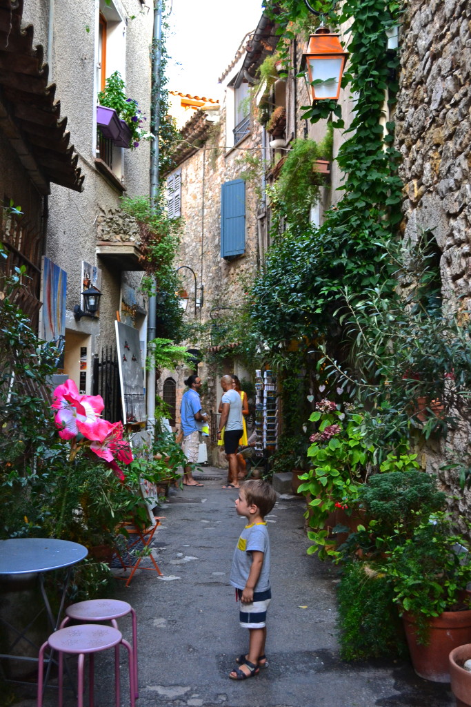 Mougins Momsabouttown