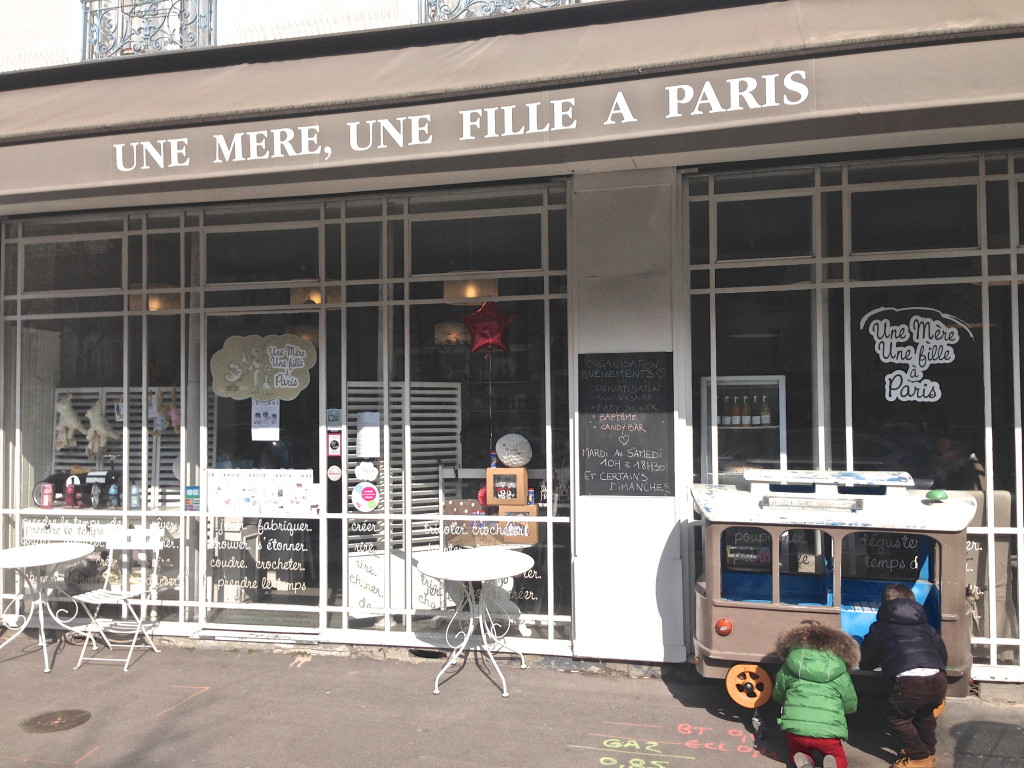 Une mère, une fille à Paris